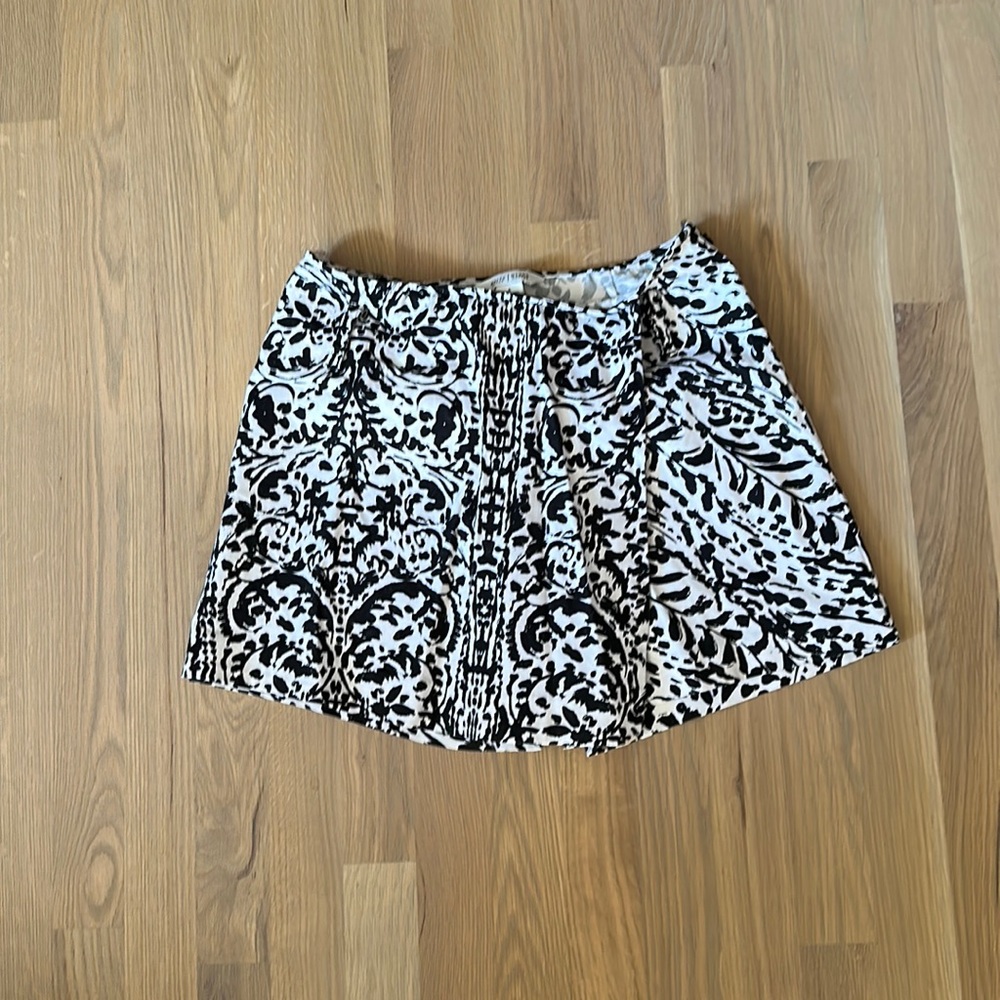 White House, Black market women’s Scort, size for